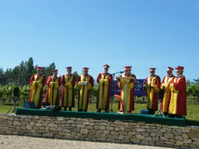 Avec la participation prestigieuse de la Confrérie des Nobles Vins du Jura et du Comté